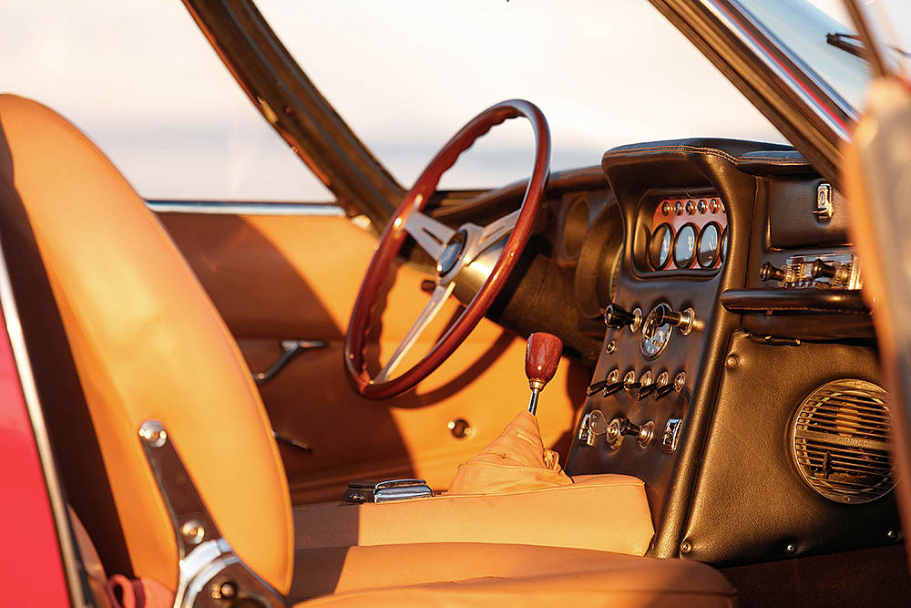 1967 Lamborghini 400 GT 2+2 Cockpit. Foto © Artcurial