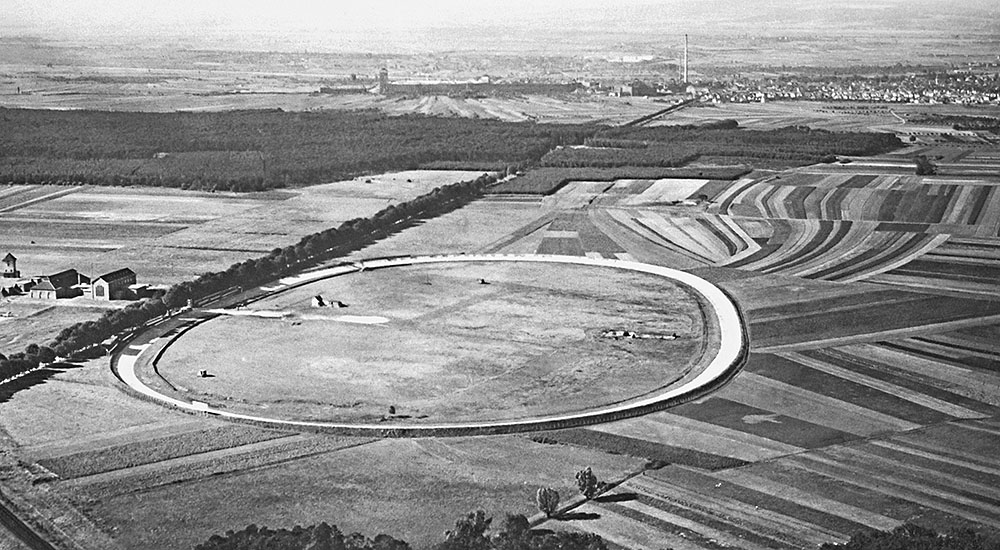 Opel-Rennstrecke: Das Oval ergab eine 1,5 Kilometer lange Strecke mit einer Bahnbreite von 12 Metern. Foto: Opel