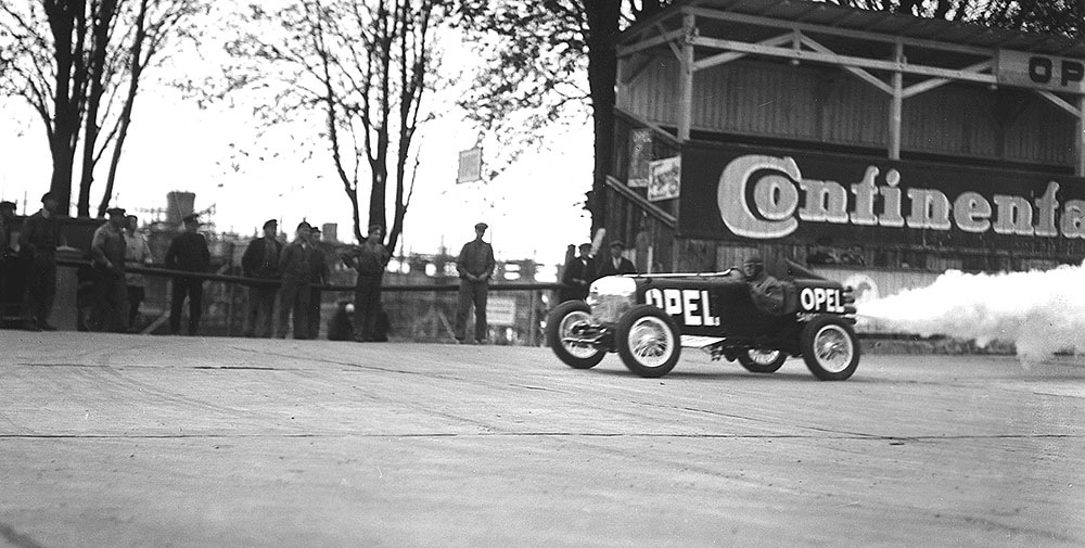 Opel-Rennstrecke: Die Betondecke der Fahrbahn war 20 Zentimeter dick, und um 32 Grad überhöhte Kurven erlaubten Geschwindigkeiten bis zu 140 km/h . Foto: Opel