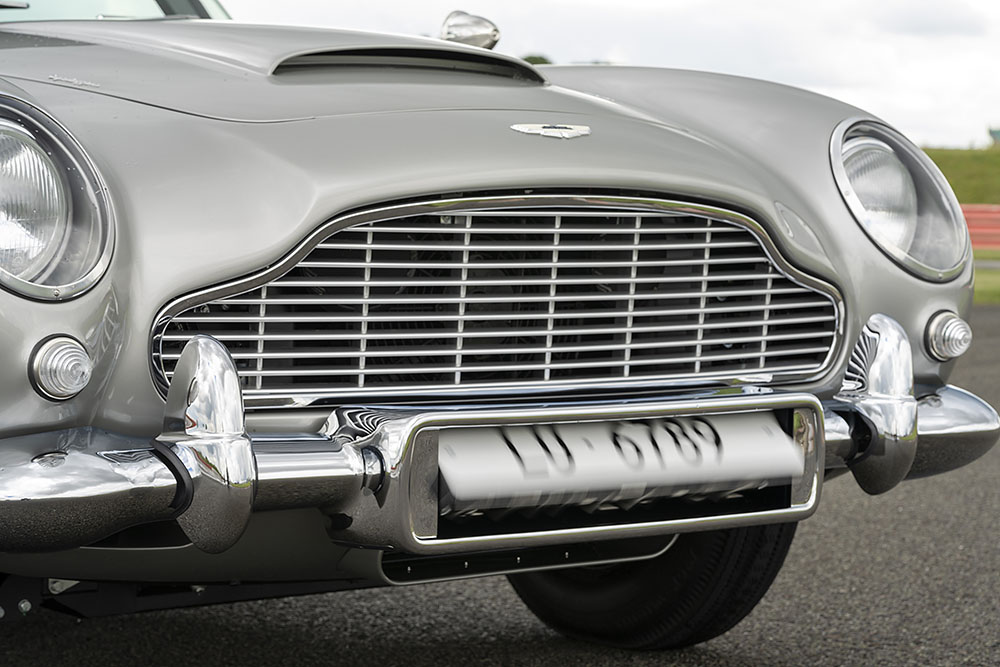James Bonds DB5: Natürlich dürfen die Wechselkennzeichen nicht fehlen. Foto: Aston Martin/Max Earey