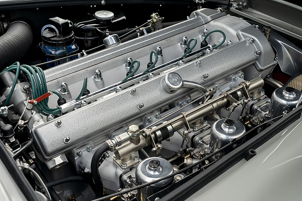 300 PS leistet der Sechszylinder des Goldfinger DB5. Foto: Aston Martin/Max Earey