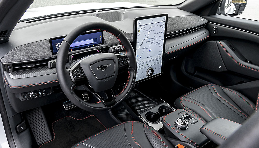 Sehr aufgeräumt, sehr digital: Der Arbeitsplatz im Ford Mustang Mach-E. Foto: Ford