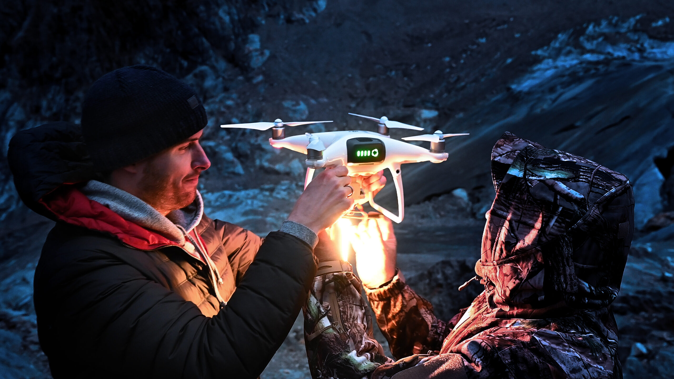 Die Drohnen werden für den Überflug vorbereitet. Foto Fabian Oefner