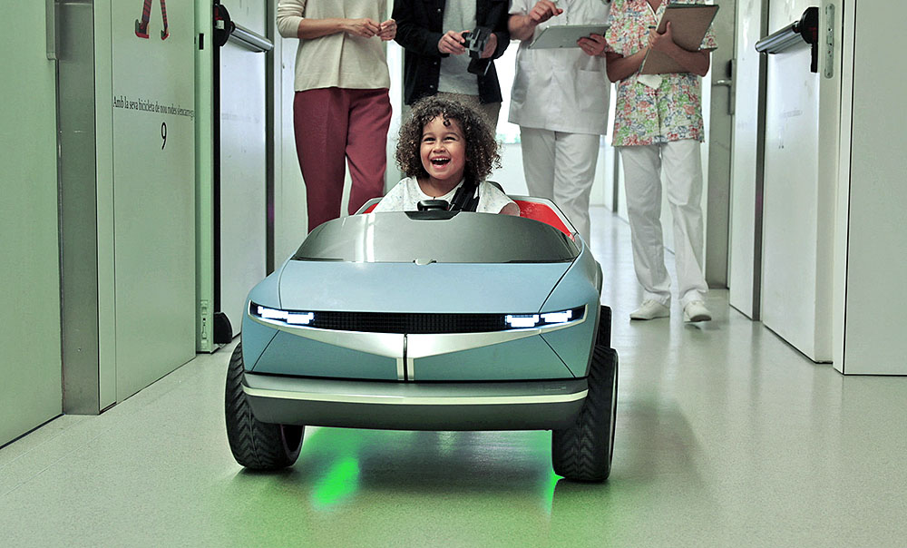 Der kleine Hyundai Mini-EV holt die Patienten in ihrem Zimmer ab und bringt es – ferngesteuert von einem Pfleger oder Elternteil – zum Arzt. Foto: Hyundai