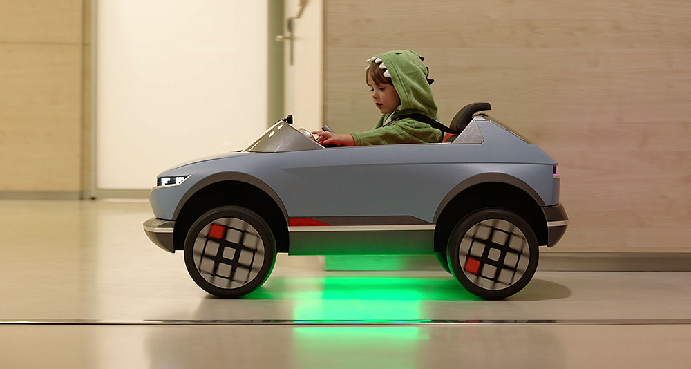 Der Clou: Das Auto kommuniziert mittels künstlicher Intelligenz mit den Kindern und trägt dazu bei, den Kindern die Angst vor der Behandlung zu nehmen. Foto: Hyundai