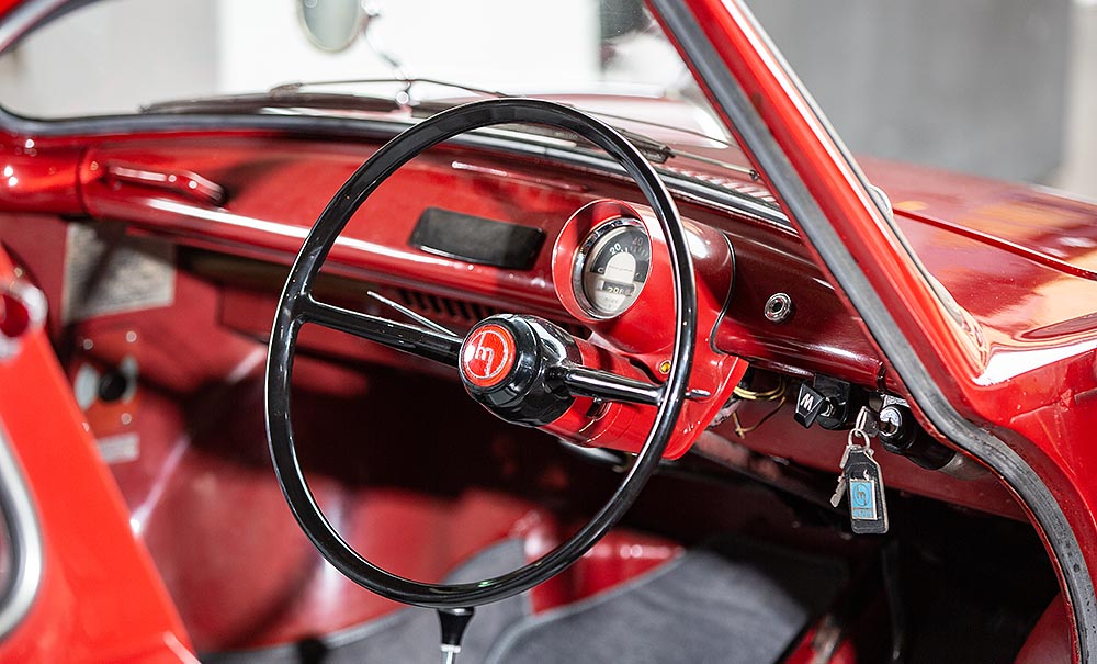 Mazda R360 Cockpit: Innen geht es minimalistisch zu. Foto: Wolfgang Groeger-Meier
