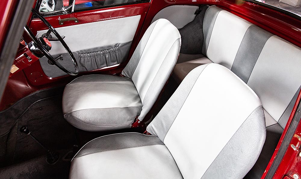 Mazda R360: Vier Sitzplätze gibt es. Foto: Wolfgang Groeger-Meier