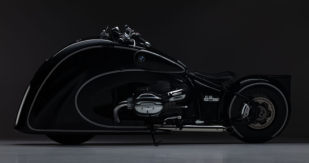 Die von Dirk Oehlerking erdachte Verkleidung des BMW Cruisers dominiert das Erscheinungsbild des ganz in Schwarz gehaltenen Motorrads. Foto: BMW