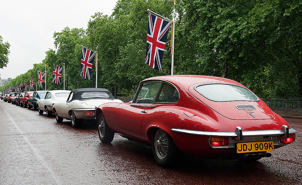 Der Jaguar E-Type auch von hinten einfach schön anzusehen.