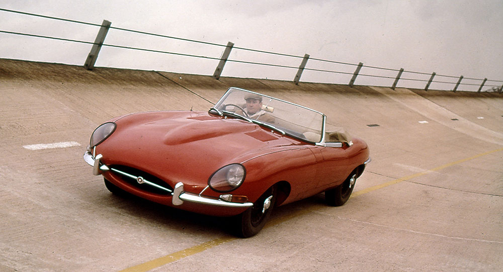 Aufgrund des Interessentenansturms beauftragte Jaguar-Chef William Lyons den legendären Testingenieur Norman Dewis, einen dritten E-Type nach Genf zu holen