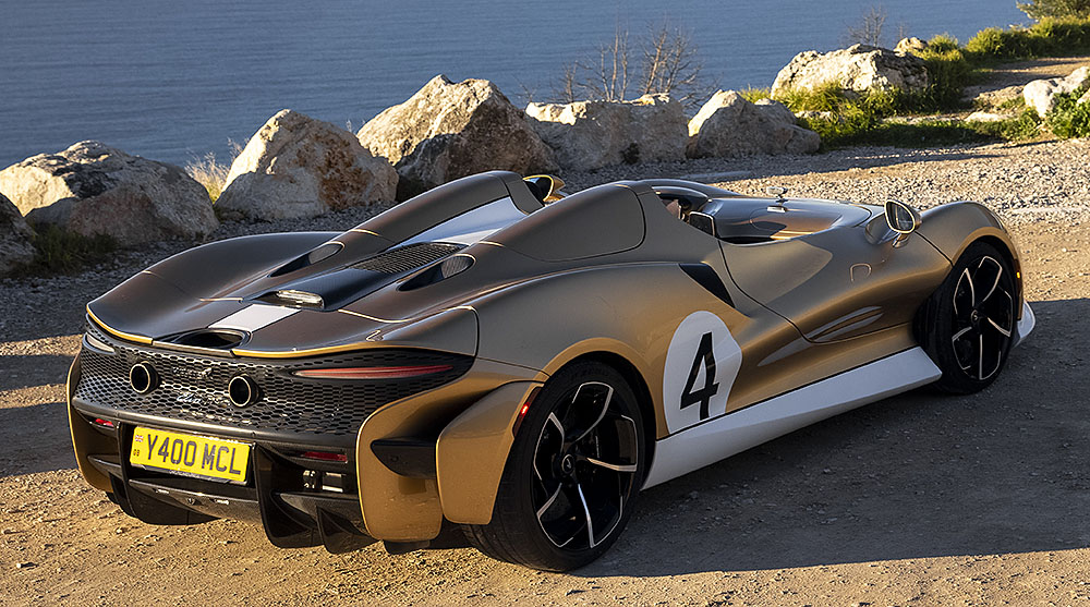 Der McLaren Elva auf der berühmten Küstenstraßen von Monaco.