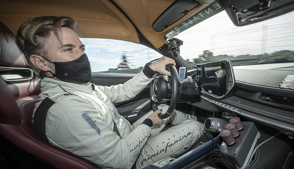 Nick Heidfeld startet auf dem Handlingkurs des Highspeed-Ovals in Nardo nach Monaten im Labor und im Simulator zur Jungfernfahrt – und kommt aus dem Staunen kaum mehr heraus. Foto: Pininfarina