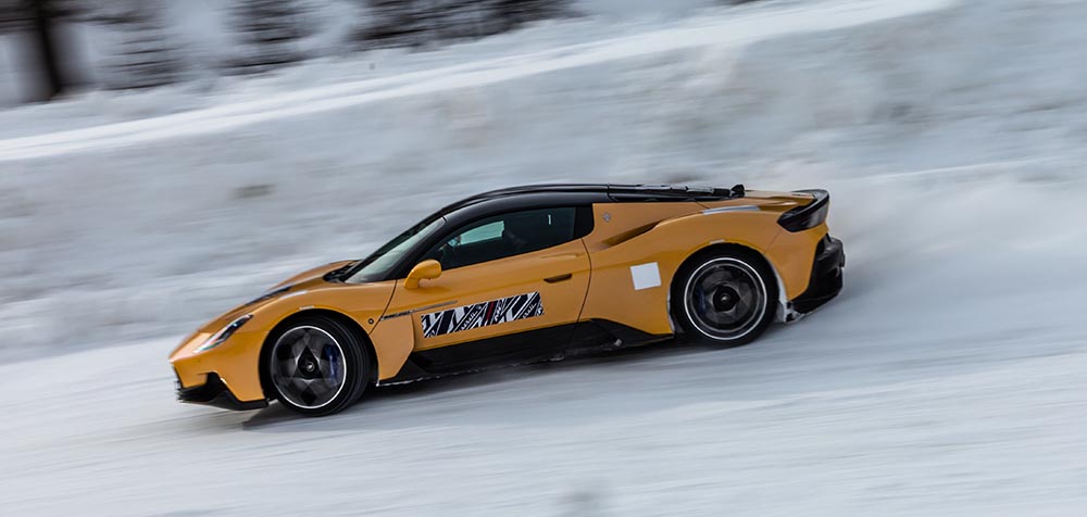 Maserati MC20 rasante Abfahrt in Livigno.