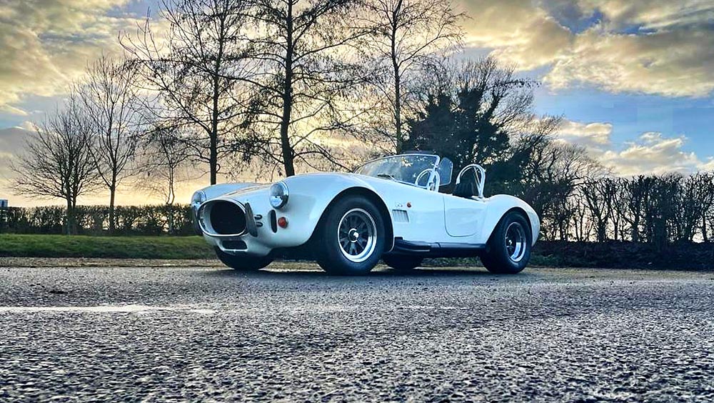 Bevor man bei AC Cars mit E-Cobras durchstarten will, werden noch 12 Superblower-ICE-Cobras mit V8-Kompressor aufgelegt. 