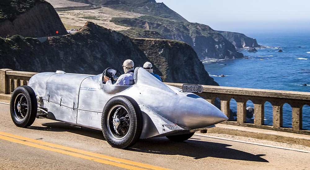 Aus dem Auspuff, der dick ist wie ein Ofenrohr, bollern die Kanonenschläge.