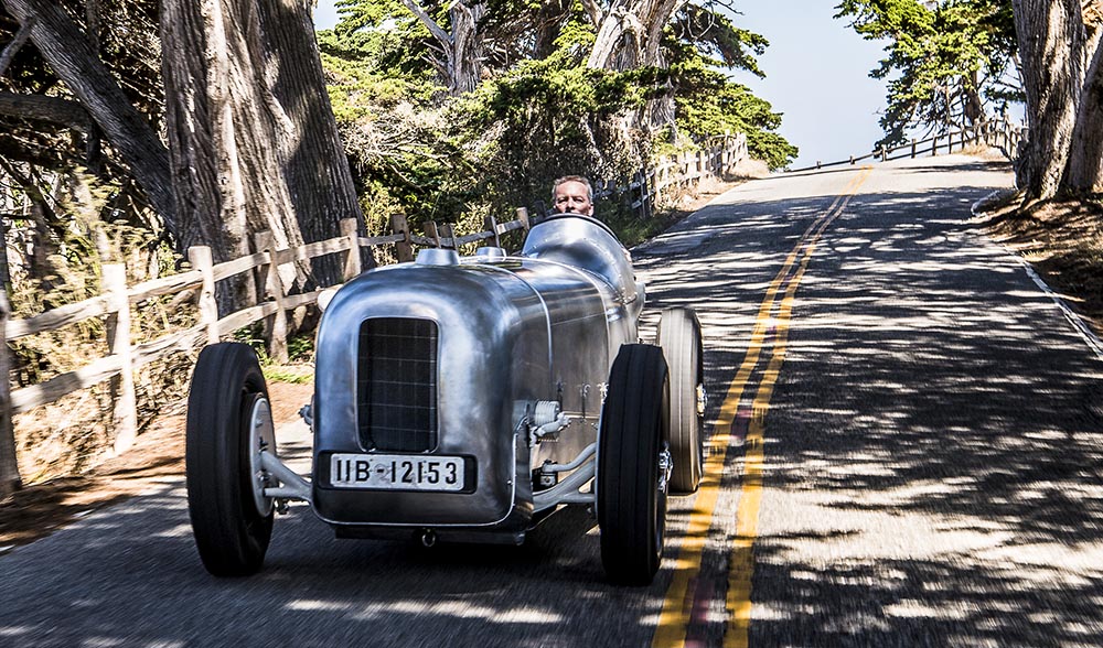 Mit jedem Meter wächst dabei der Respekt vor den Rennfahren von einst, die sich in solchen Autos mit Vollgas ins Getümmel gestürzt haben.