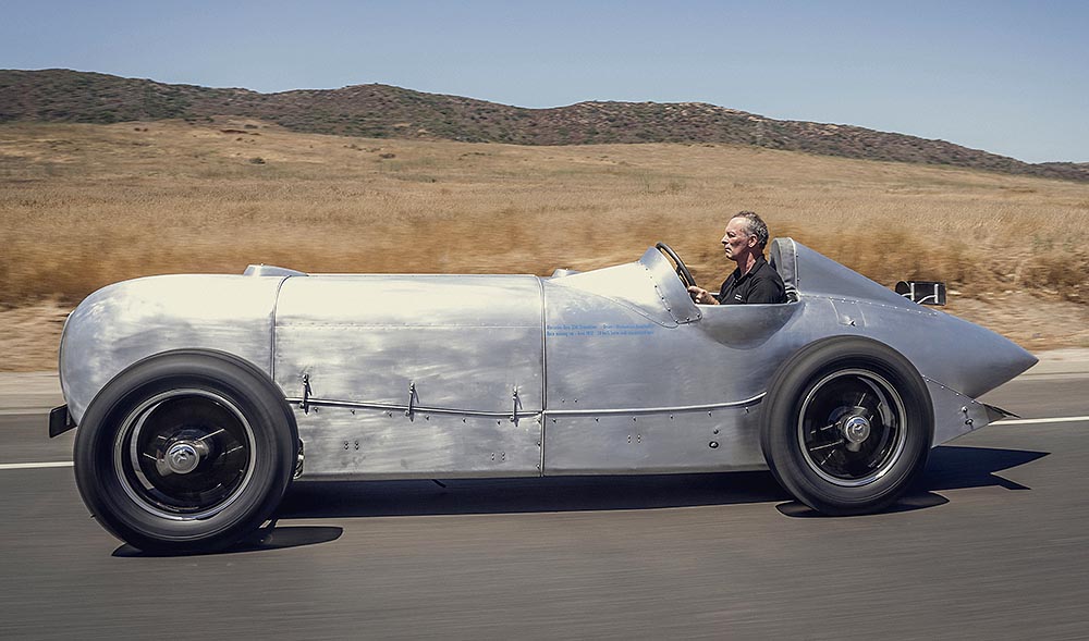 Zur Feier von 125 Jahren Motorsport hat Mercedes den Siegerwagen 2019 noch einmal nachgebaut.