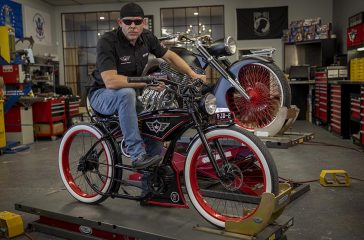Der in den USA bekannte Motorrad-Customizer Paul Michael Teutul auf seinem Pedelec-Umbau The Ruffian PJD-E