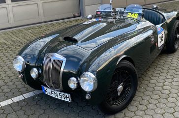 Der Mille Miglia mit der Chassis Nummer 421/100/166 bestritt der Anfang der Fünfzigerjahre honorige Wettbewerbe wie das Goodwood-Neunstundenrennen, den Silverstone British GP oder die International Rally of Great Britain