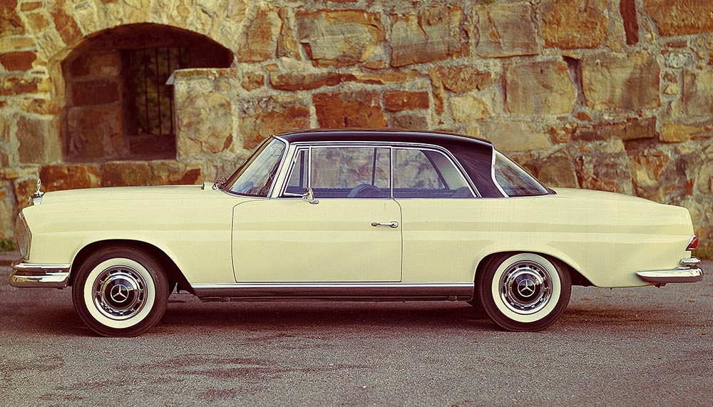 1965 werden 250 SE und 300 SE Coupé/Cabriolet mit den größeren Rädern und den größer dimensionierten Scheibenbremsen der neuen Oberklasse-Baureihe W 108 ausgestattet