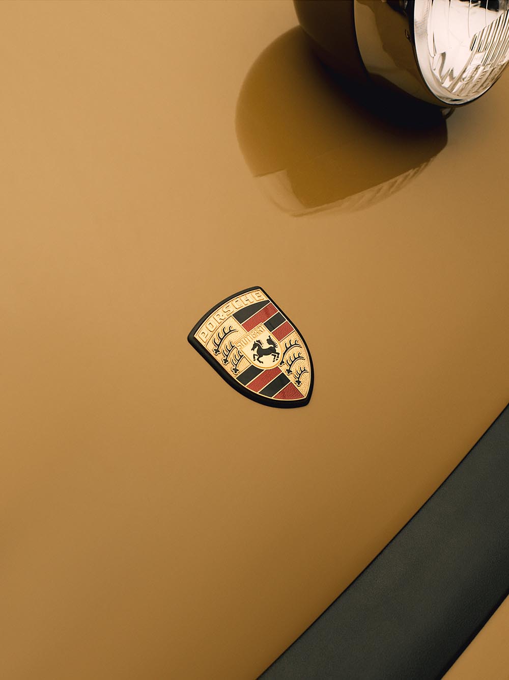 Herausgeputzt: Porsche Emblem. Foto Porsche AG / Aimé Leon Dore