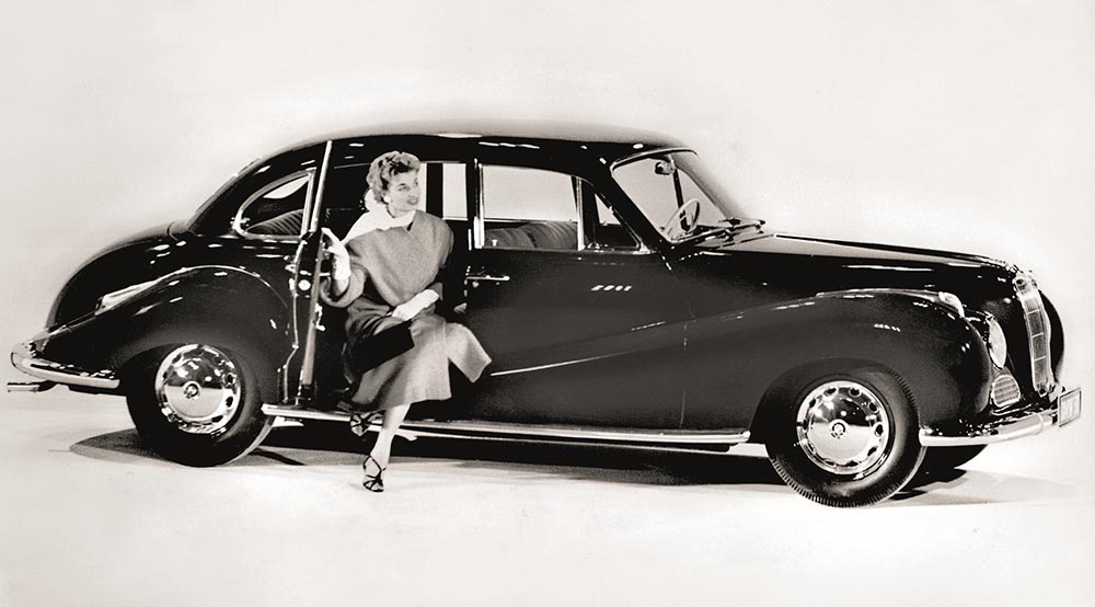 Details wie serienmäßige Verbundglas-Frontscheibe, Drehstabfederung statt konventioneller Blattfedern und erstes serienmäßiges Autoradio (1951 im BMW 501) und vier Scheibenbremsen (1959 im BMW 502) beeindruckten die anvisierte Klientel durchaus.