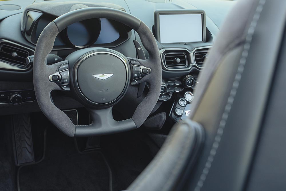 Das Infotainment hat Aston Martin mitsamt der Elektronik-Architektur vom Partner und Minderheiteneigentümer AMG übernommen.