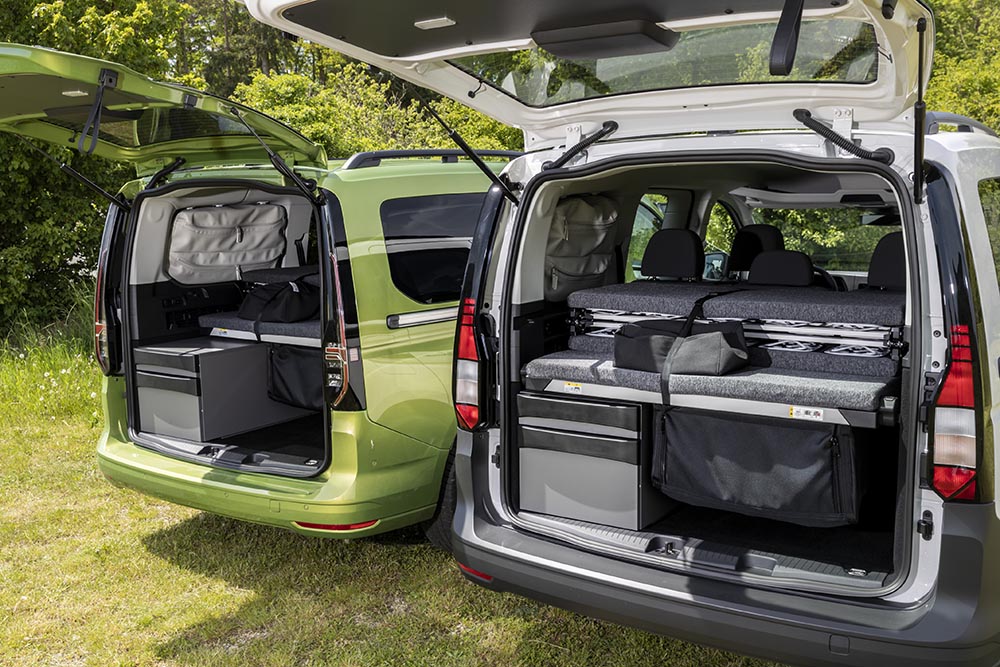 Um Ordnung in die vielen Kleinigkeiten zu bringen, die auf eine Urlaubsreise mitgenommen werden, hat VW passgenau für die beiden hinteren Seitenfenster jeweils zwei große Taschen entworfen.