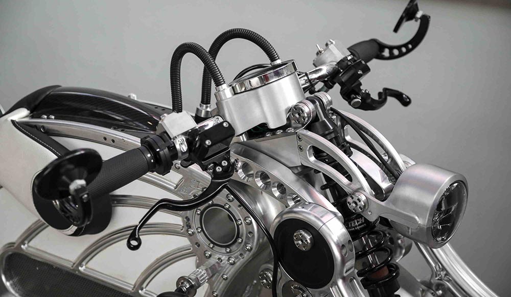 Allein der Blick um das Cockpit herum mit seinen vielen massiven Bauteilen ist ein besonderer Augenschmaus. 