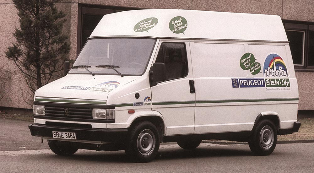 Der Peugeot J5 geht 1989 als Transporter mit E-Motor und 28 Nickel-Cadmium-Akkus, die 70 Kilometer Reichweite ermöglichen, in Kleinserie. 