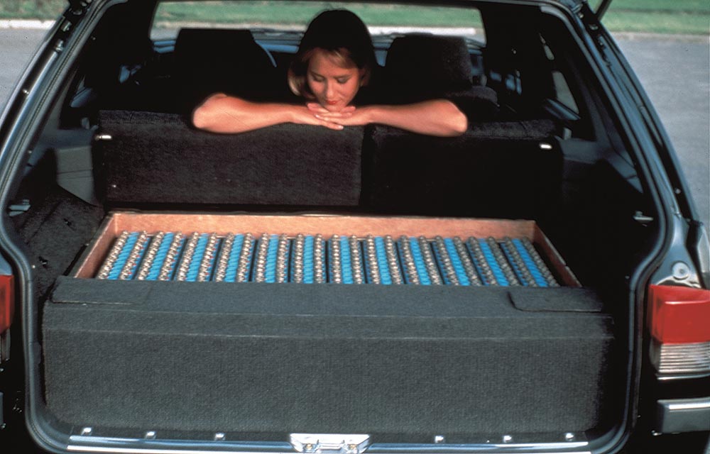 1991 überrraschte der Peugeot 405 Break V.E.R.T.1 als Diesel-Hybrid-Pionier, bei dem zwei Gleichstrommotoren auf die Hinterräder wirkten und durch ein Diesel-Stromaggregat über Batterien mit Energie versorgt wurden. 