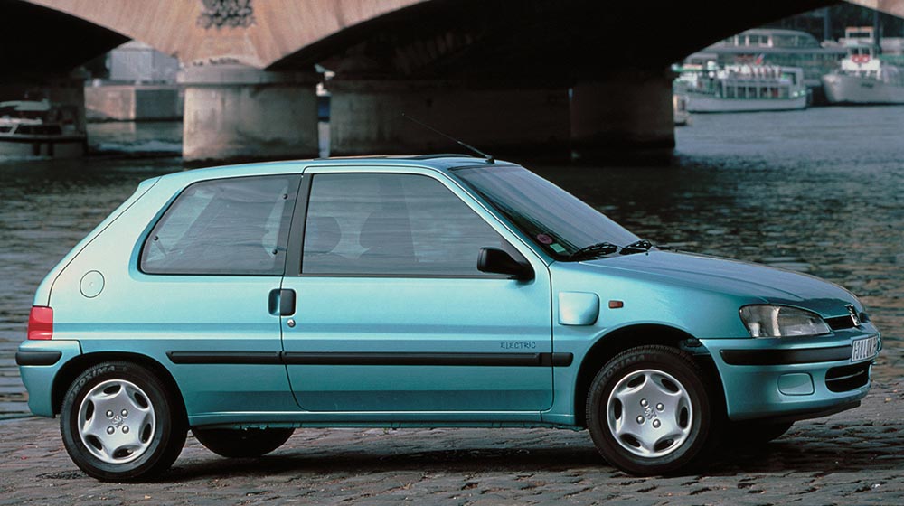 1992 geht elektrische Peugeot 106 in Serie. Der 106 Electric bietet eine citytaugliche Reichweite von bis zu 85 Kilometern und kann an jeder Haushaltssteckdose aufgeladen werden. 