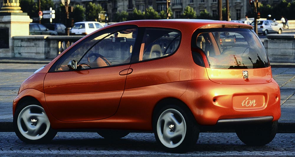 1994 debütiert der Peugeot Ion als 3,32 Meter kurzes Stadtauto. Der Peugeot Ion bleibt Concept, geht nicht in Serie.