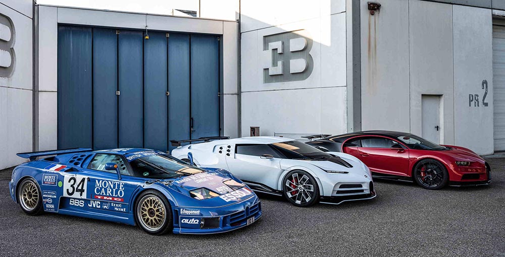 Bugatti EB 110 Le Mans Fahrzeug vor Bugatti Centodieci und Bugatti Chiron vor Werk Campgalliano Italien.