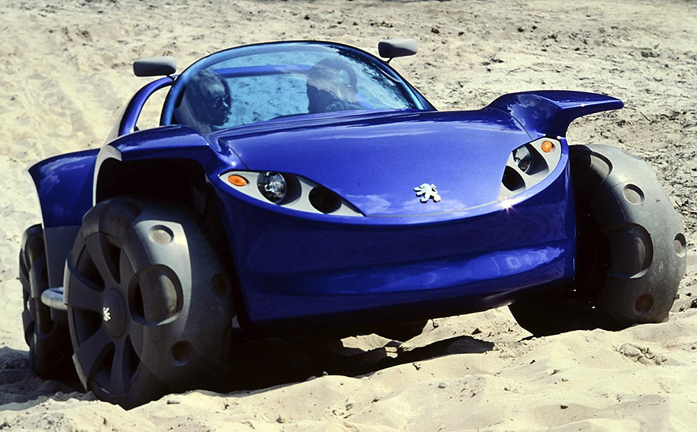 Mit dem Concept Car Peugeot Touareg (mit 4x4-Antrieb) präsentiert der französische Hersteller 1996 einen Technologieträger mit Elektroantrieb. 