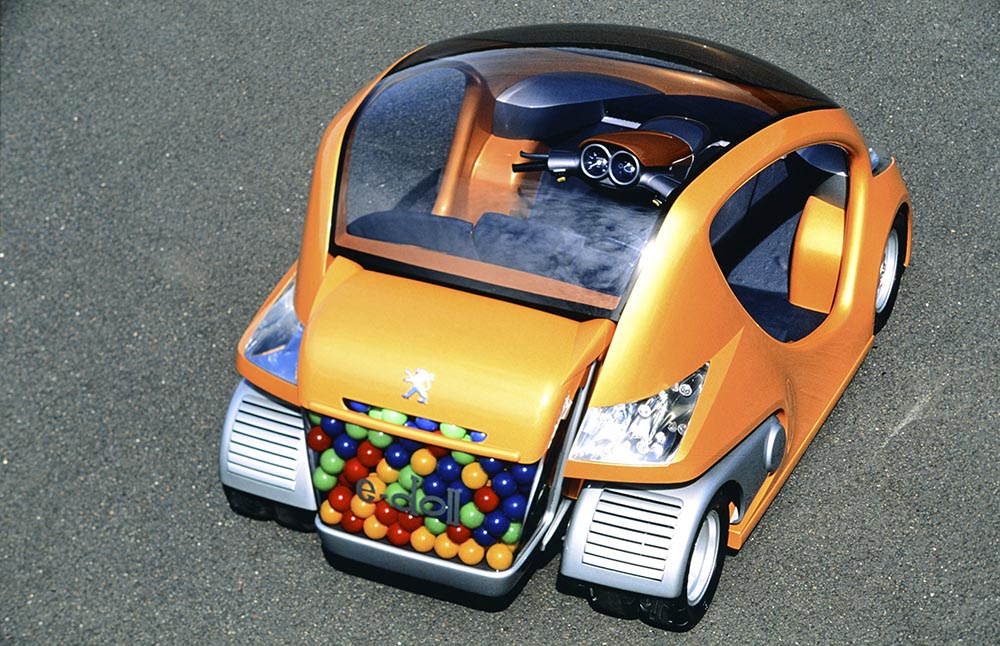 Auf dem Pariser Salon im Jahr 2000 debütieren vier Concept Cars und unter dem Namen City Toyz laufen - darunter der elektrische Peugeot e-doll. 