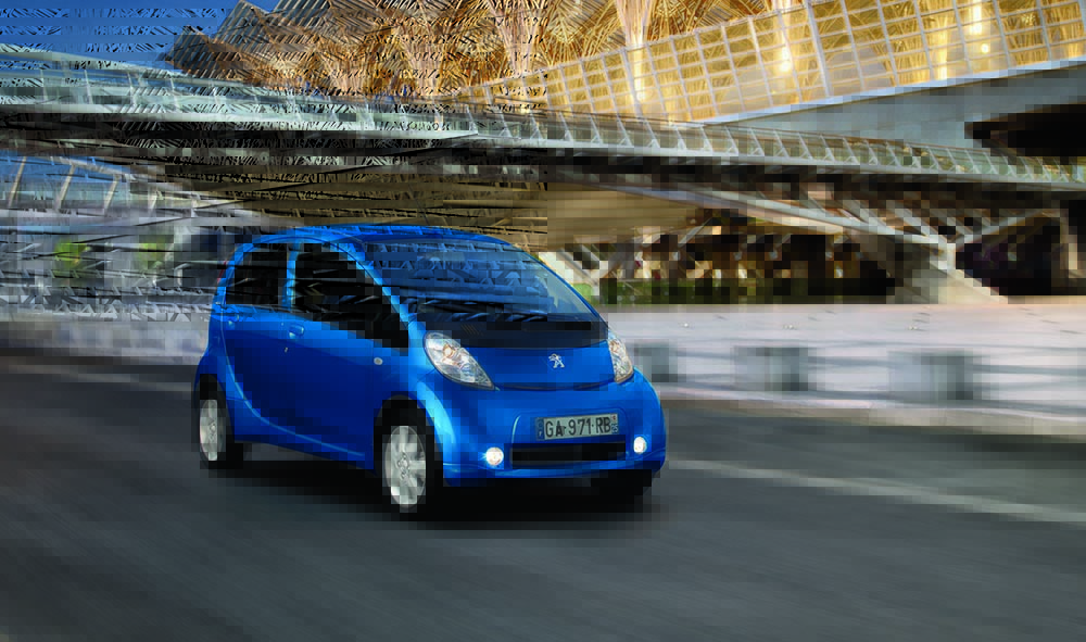 2010 erfolgt die Markteinführung des Peugeot iOn. 