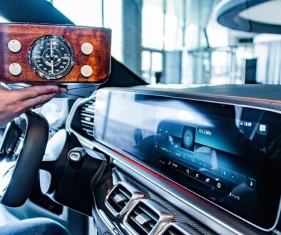Das Autoradio: links ein historisches Rundskalenautoradio vom Typ Becker Solitude aus den 1950er-Jahren mit holzverkleideter Front für den Einbau im Armaturenbrett. Exponat der „33 Extras“ im Mercedes-Benz Museum. Rechts das MBUX Display des Mercedes-Benz Experimental-Sicherheits-Fahrzeugs ESF 2019. (Fotosignatur der Mercedes-Benz Classic Archive: D720134) Car radio: On the left a historic, round-dial Becker Solitude car radio from the 1950s with wood panelling on the front, suitable for installation in the instrument panel. Exhibits in the “33 Extras” at the Mercedes-Benz Museum. On the right, the MBUX display of the Mercedes-Benz ESV 2019 experimental safety vehicle. (Photo signature in the Mercedes-Benz Classic archives: D720134)