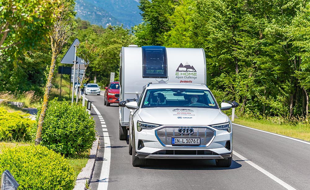 Das große Audi-SUV mit der stärkeren 95-kWh-Batterie wird mit einer Normreichweite von rund 400 Kilometern angegeben.