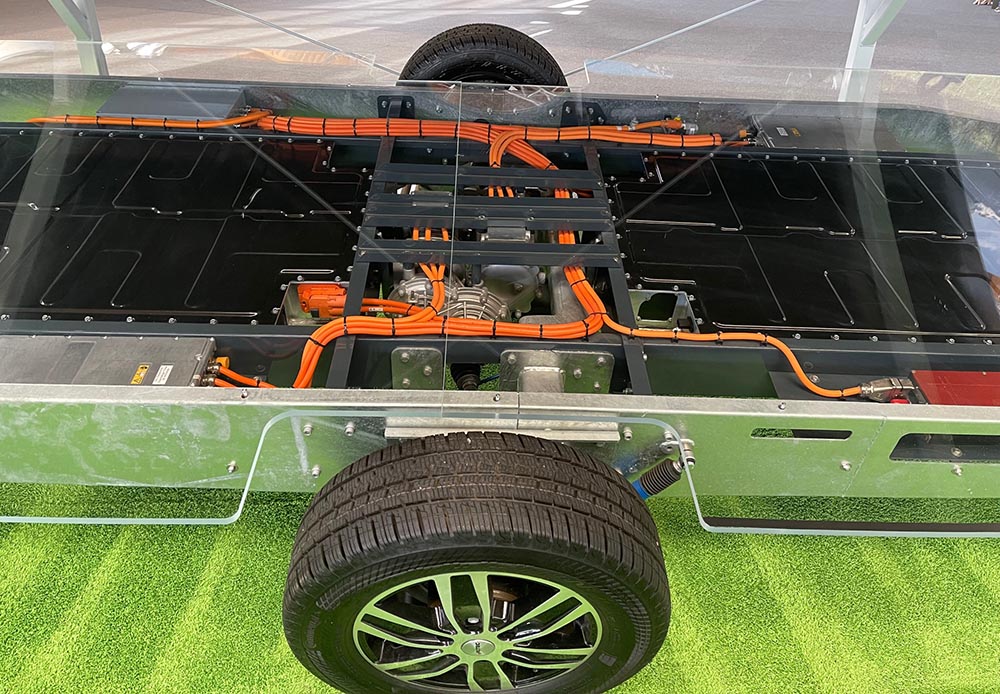 An Bord des Caravans ein völlig neues System mit zwei 40-kWh-Batterien im Front- und Heckbereich des Wohnwagens.