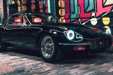 Im Kern ist dieser umgebaute E-Type gut 50 Jahre alt, technisch wurde er jedoch auf einen modernen Stand gebracht