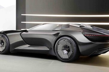 Der Fünfmeter-Roadster im Format einer Dodge Viper beeindruckt mit monströsen Rädern und endlos langer Haube.