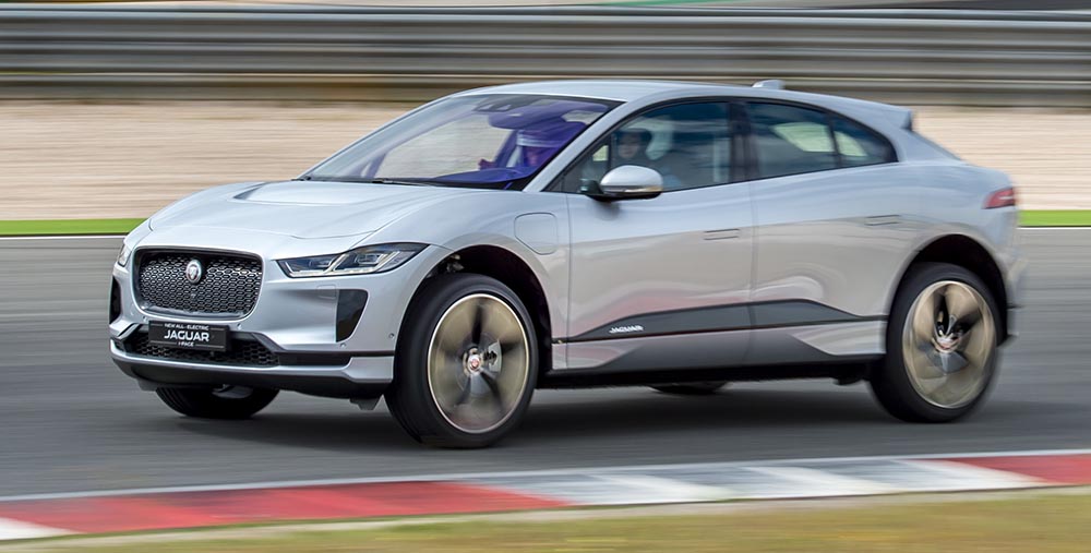 Jaguar fährt nicht nur auf der Rennstrecke elektrisch.