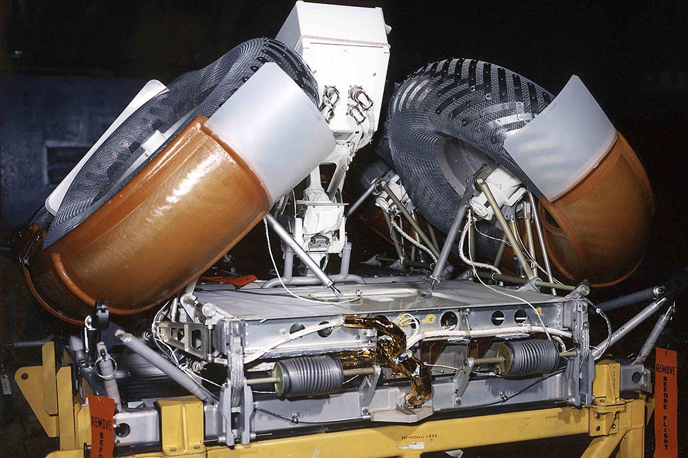 Um Platz zu sparen, wurde der Mondrover in gefalteter Form an der Mondlandefähre befestigt.