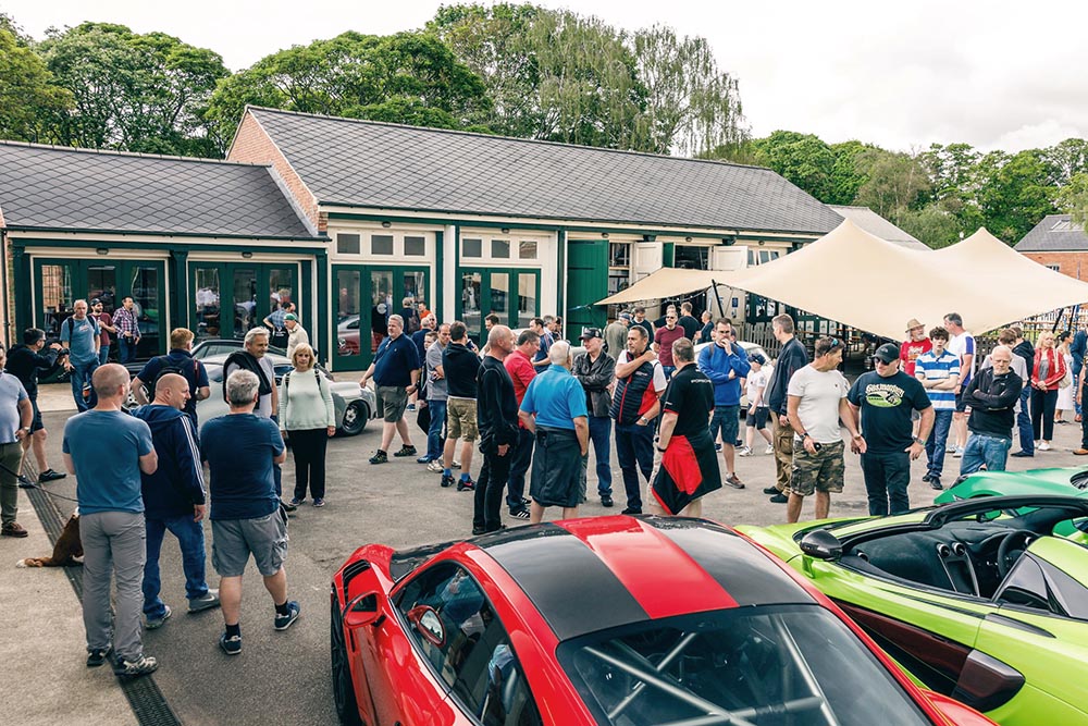 Auf dem ehemaligen Luftwaffenstützpunkt der Royal Air Force sind die Baracken und Hangars, die Wohnhäuser und Werkstätten nach Jahrzehnten des Verfalls und der Abstinenz mittlerweile wieder gut gefüllt.