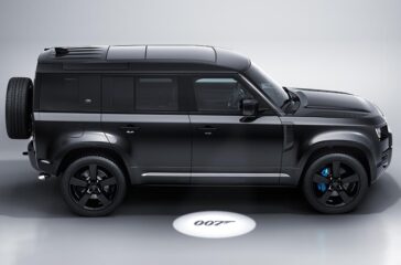 Land Rover legt zum Kinostart des neuen James-Bond-Abenteuers Ende September vom Defender V8 ein auf weltweit auf 300 Exemplare limitiertes Sondermodell auf