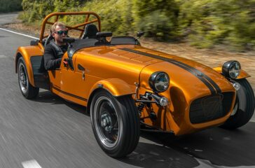 Der neue Seven 170 wiegt weniger als der Vorgänger 160, zugleich bietet der kleine Dreizylinder ein paar PS mehr