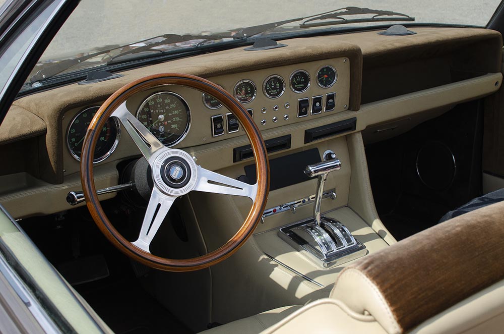 DeTomaso Cockpit mit Schalthebel.