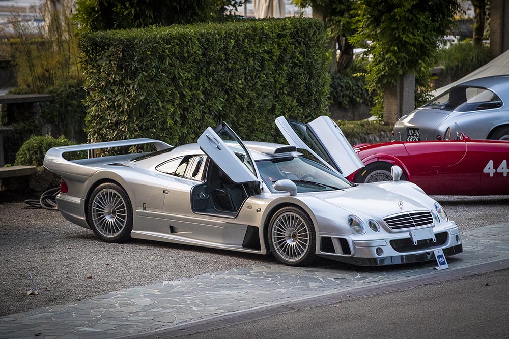 Auch ein Mercedes CLR zeigt sich den Auto-Fans.