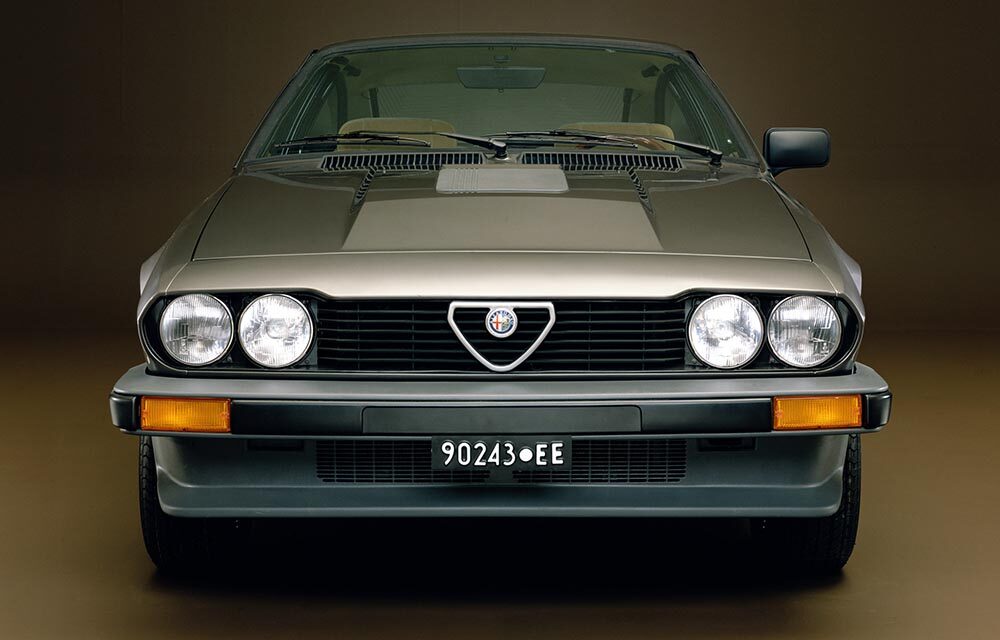 Vor 40 Jahren gelang dem Alfa Romeo GTV 6 mit 118 kW/160 PS leistendem V6 ein furioser Neustart im Wettbewerbsumfeld von Porsche 924/944, Nissan 280 ZX, Ford Capri 2.8 Injection oder Opel Monza